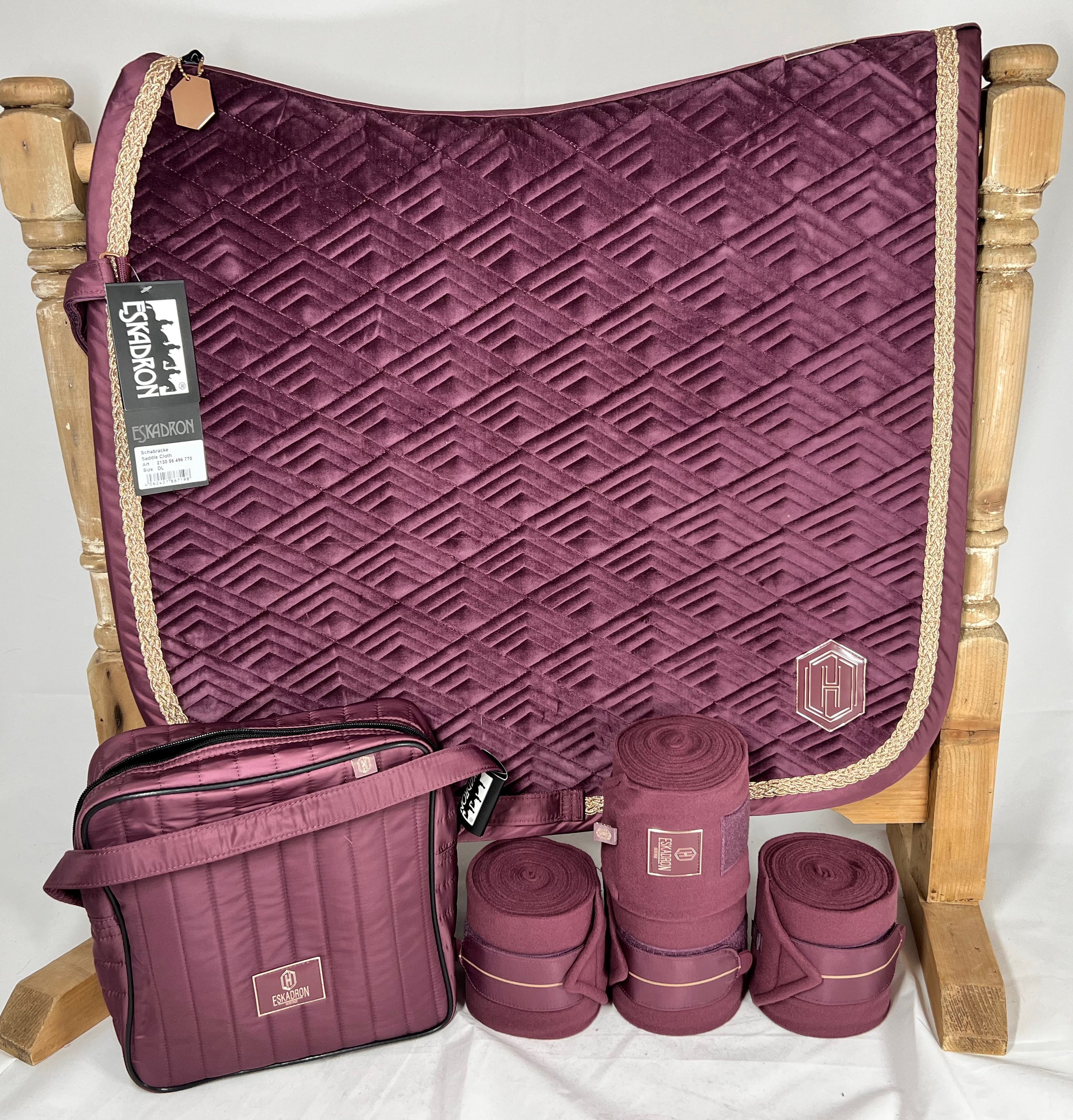 Eskadron Heritage Cassis velvet emblem dressage set