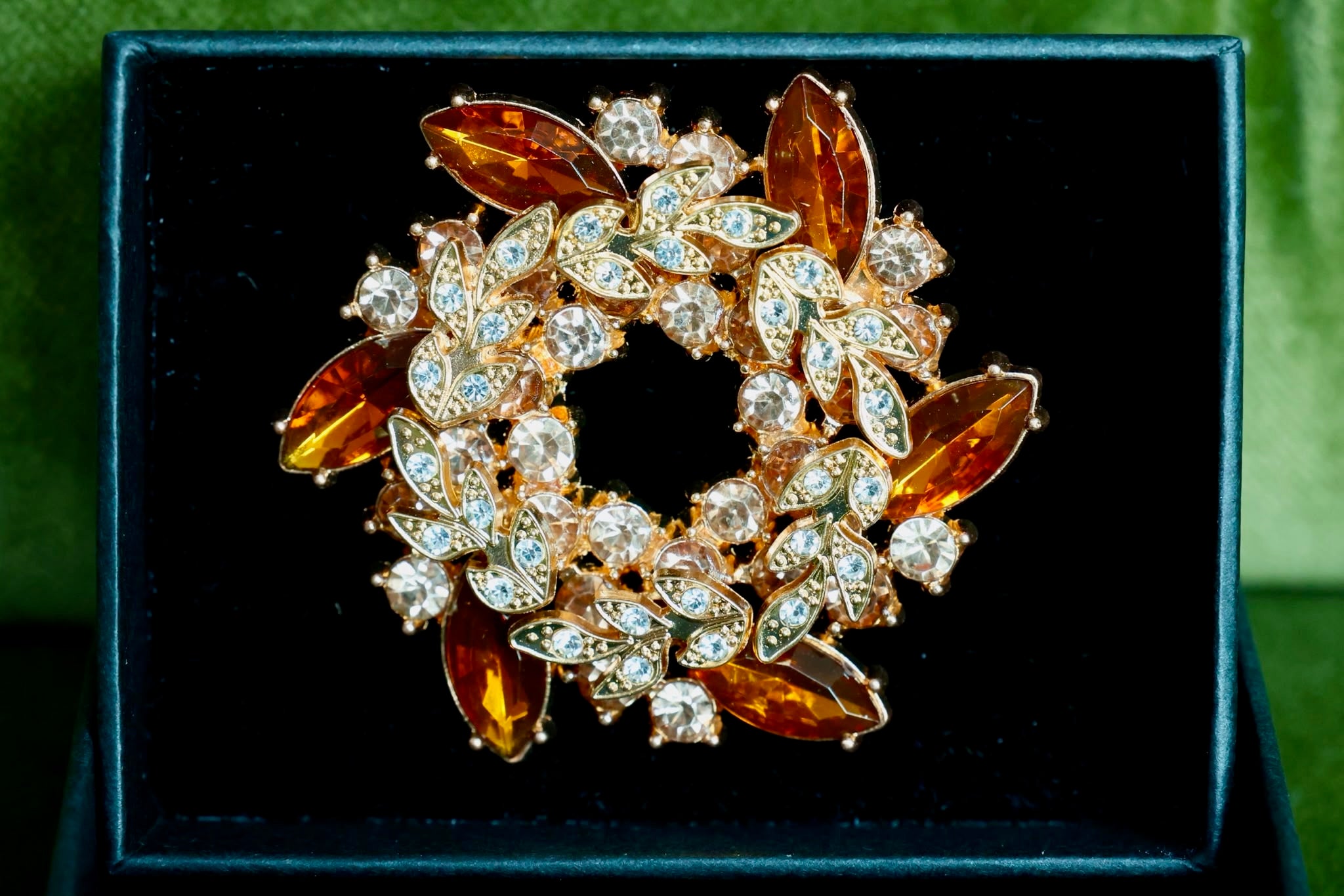 Luxe Amber Wreath large stock pin