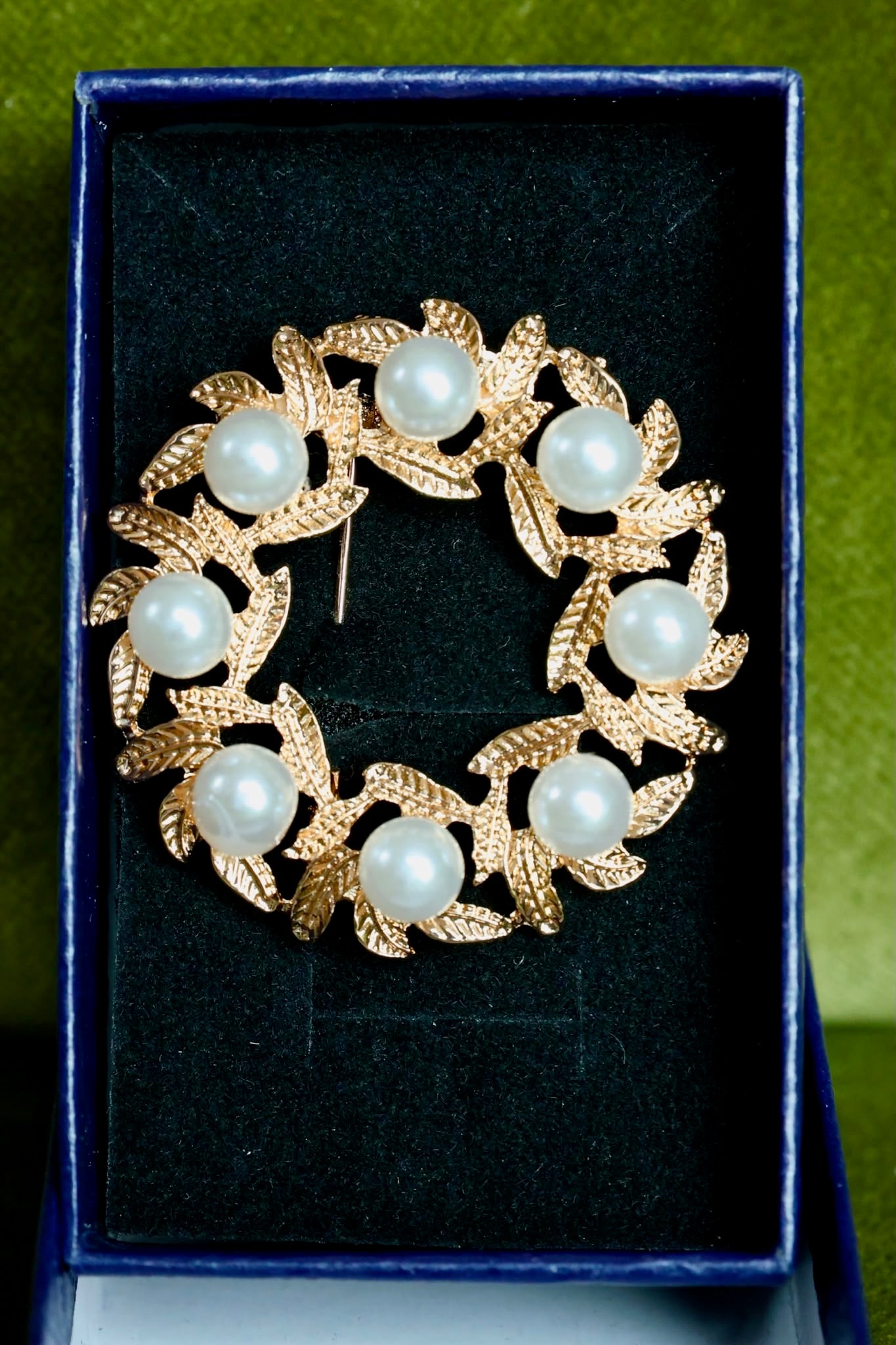Deluxe pearl gold circular stock pin