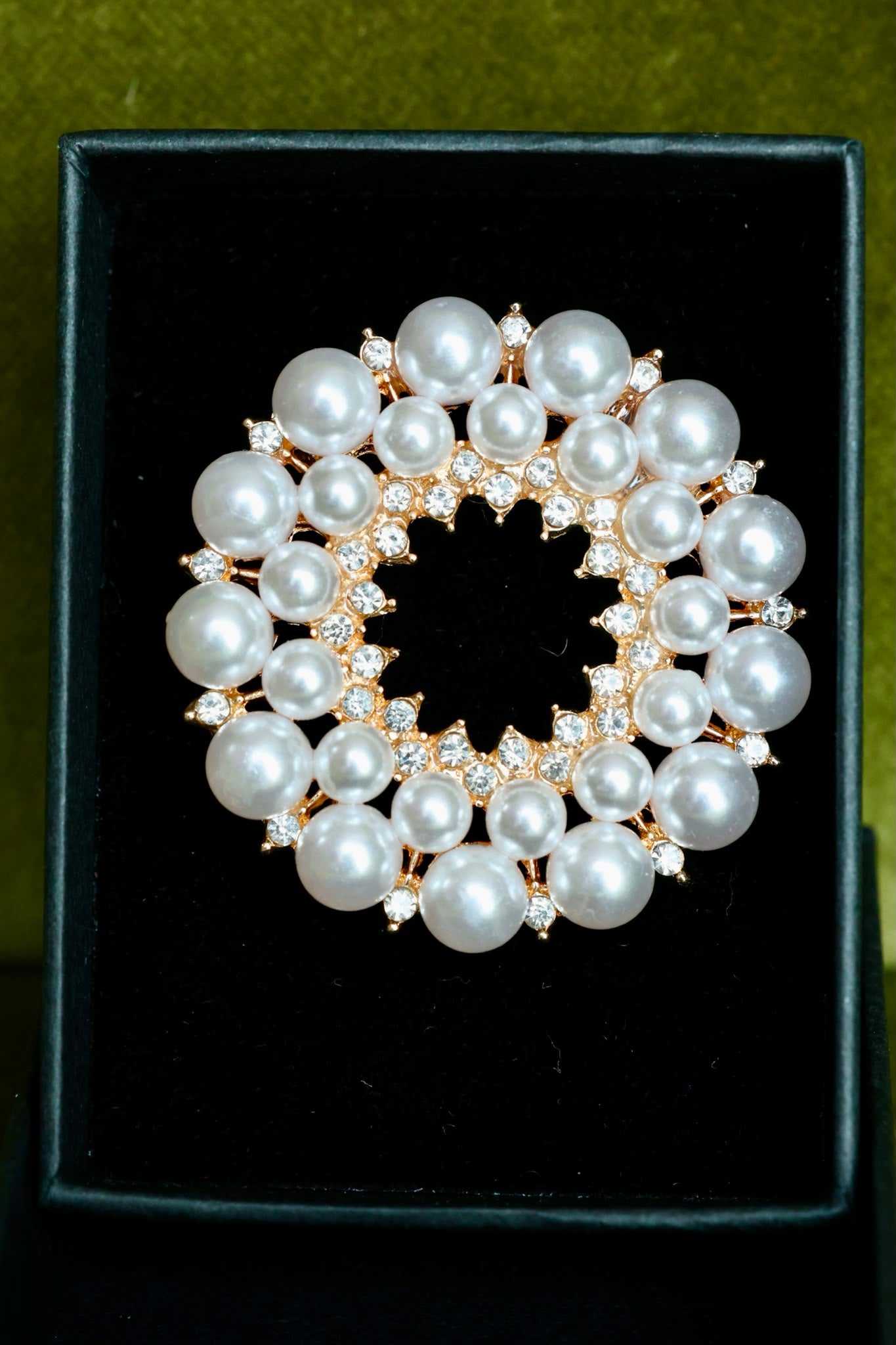 Deluxe pearl and crystal circular stock pin