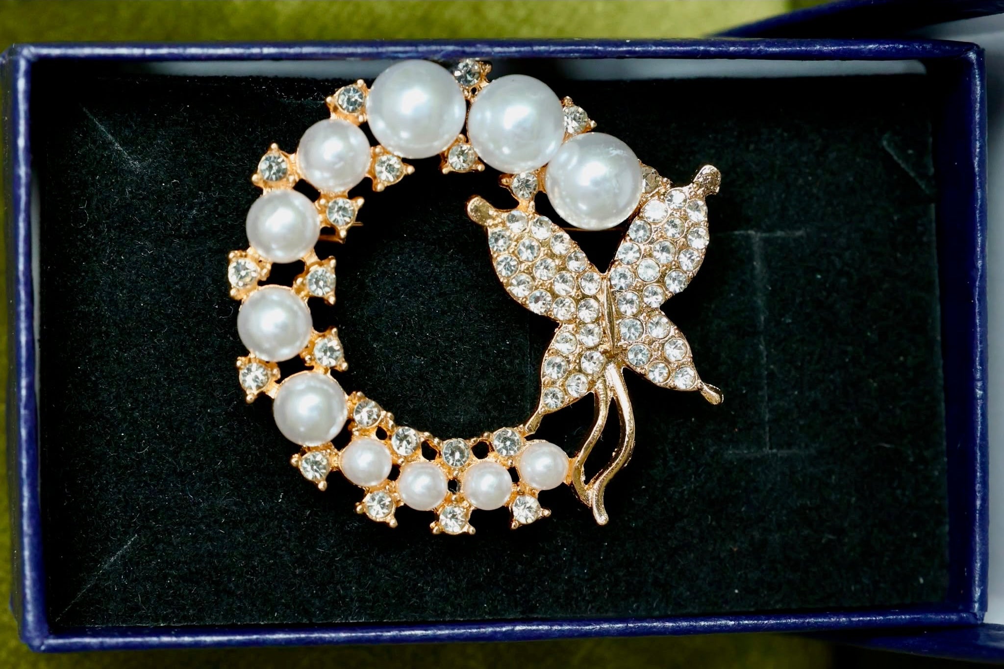 Pearl butterfly circular stock pin