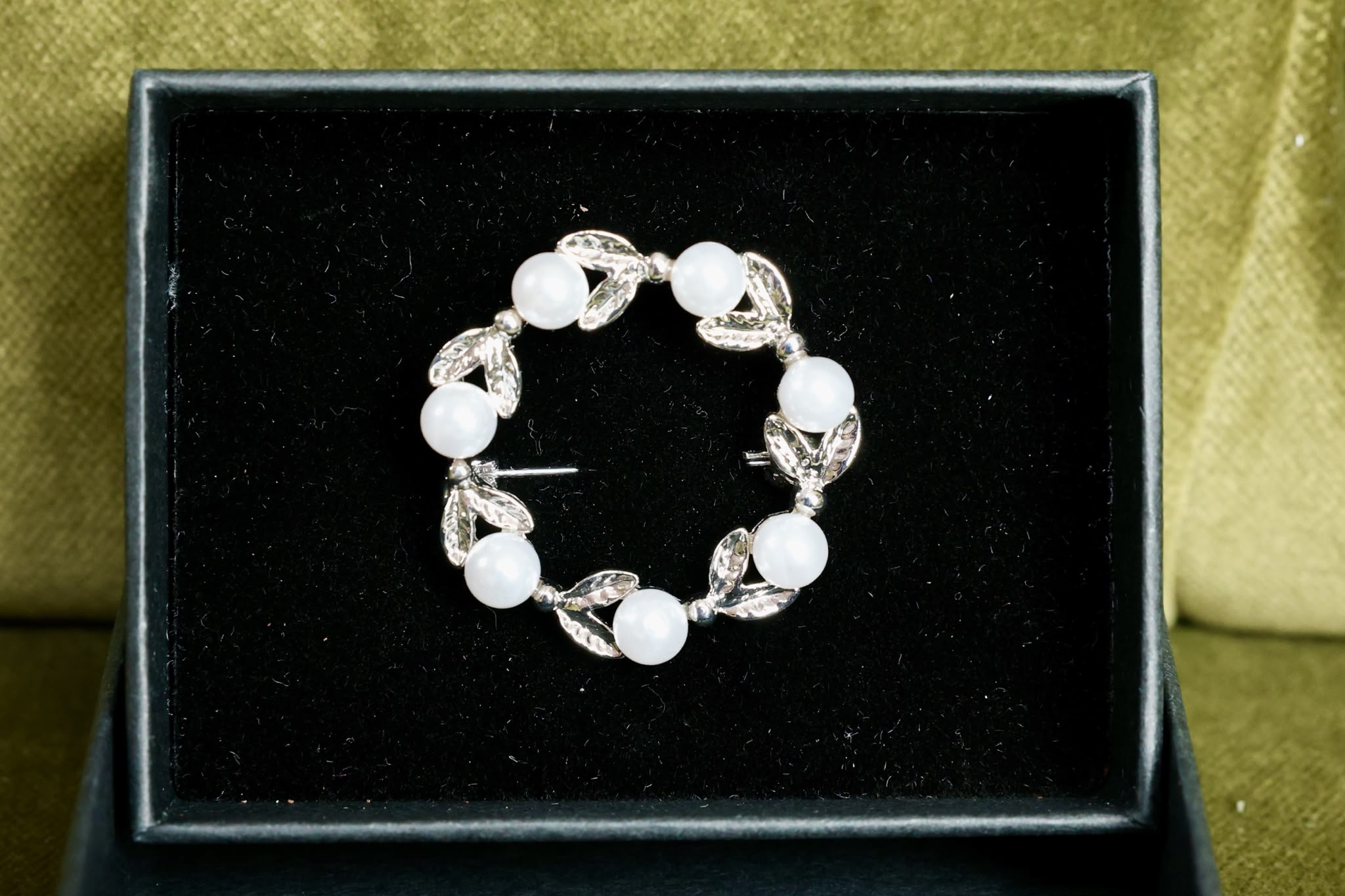 Elegant pearl and crystal wreath stock pin
